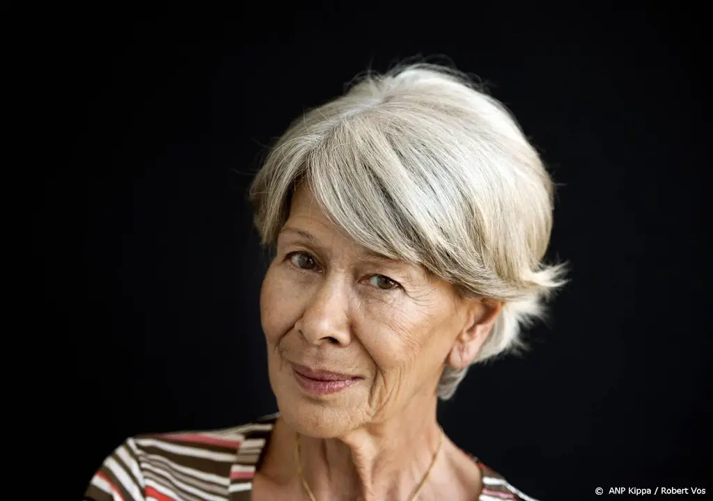 anneke gronloh krijgt bronzen borstbeeld in den haag1654550652