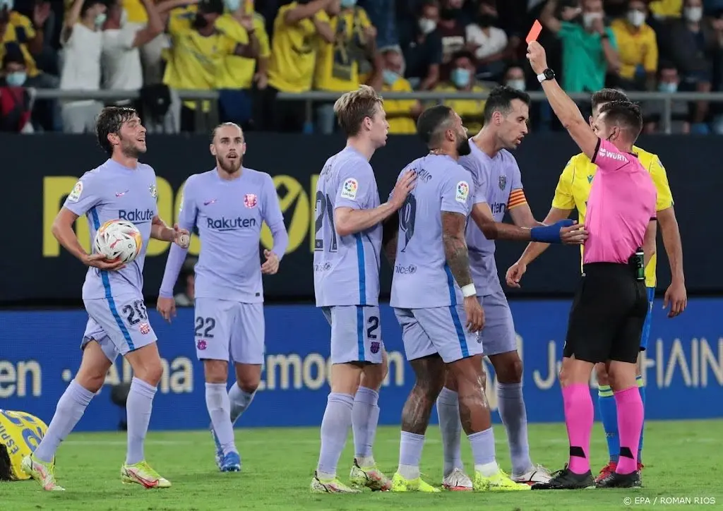 barcelona speelt ondanks rood frenkie de jong gelijk bij cadiz1632456591