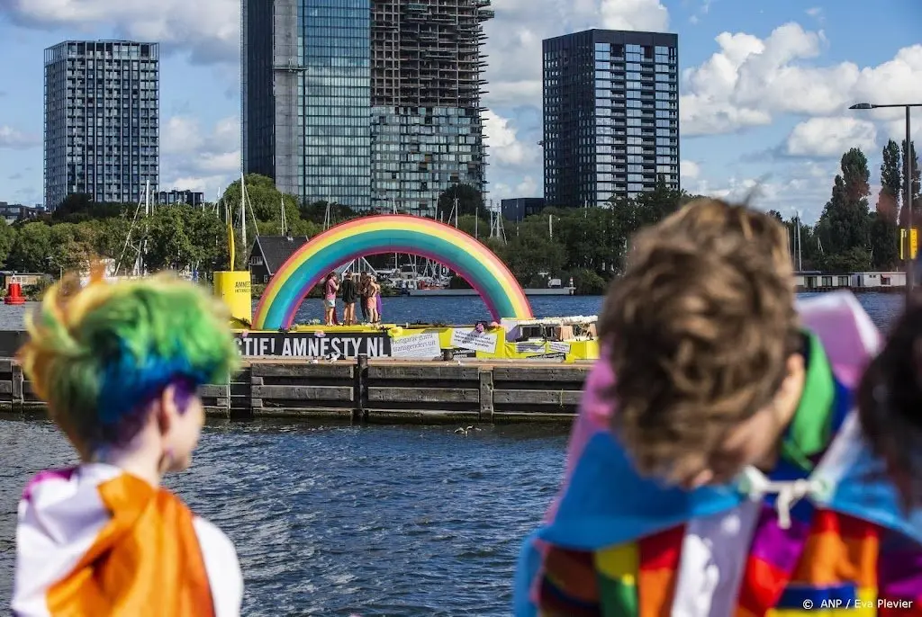 bners en royals vieren amsterdam pride op en naast de boten1659796098