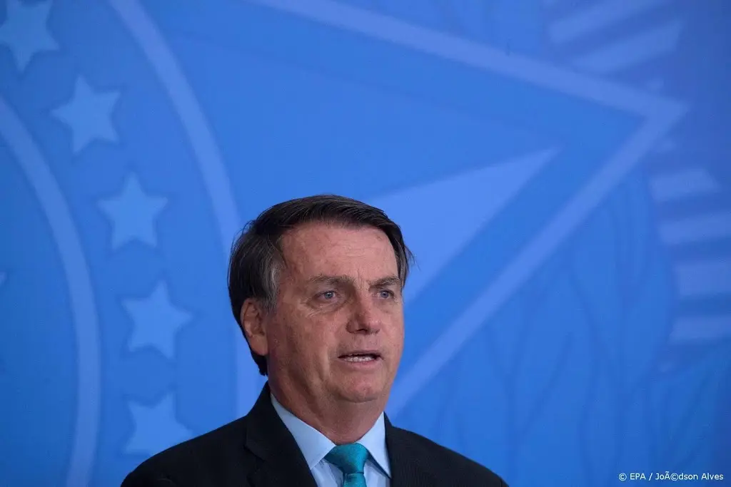 bolsonaro ontslaat senator na vondst cash tussen diens billen1602822740