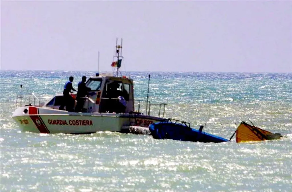 boot met honderden vluchtelingen gezonken1440695049