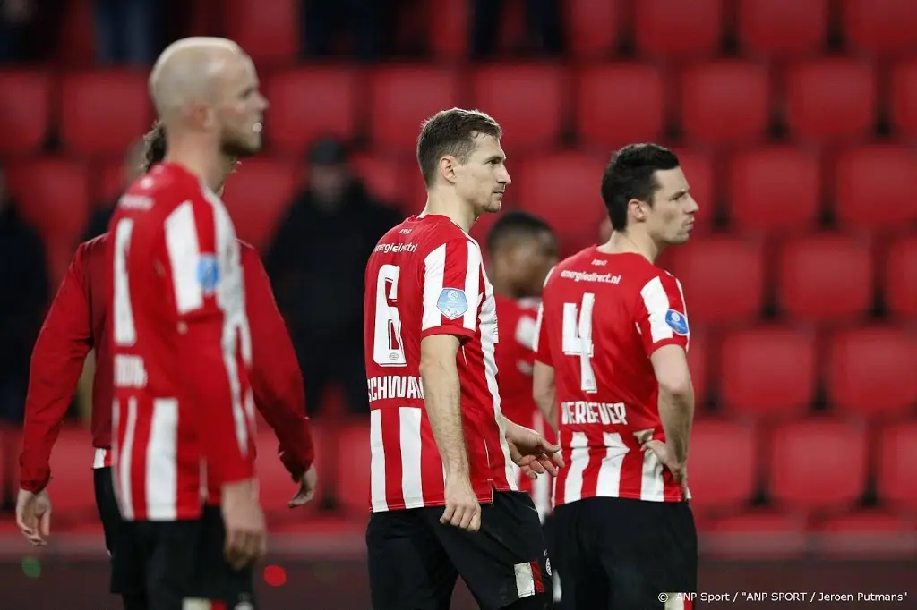 boze supporters bestormen hoofdingang stadion psv in eindhoven1580065938