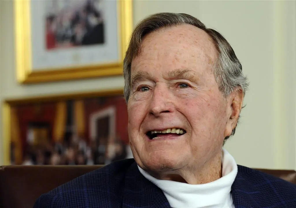 bush senior breekt bot in nek1437017062