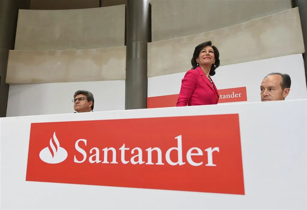 catalanen in de rij bij spaanse banken1508488806
