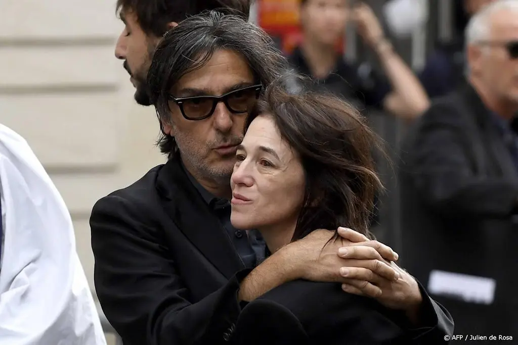 charlotte gainsbourg herdenkt moeder jane birkin1691685394