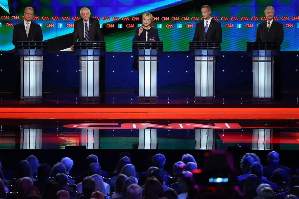 clinton botst met rivaal tijdens tv debat1444792571
