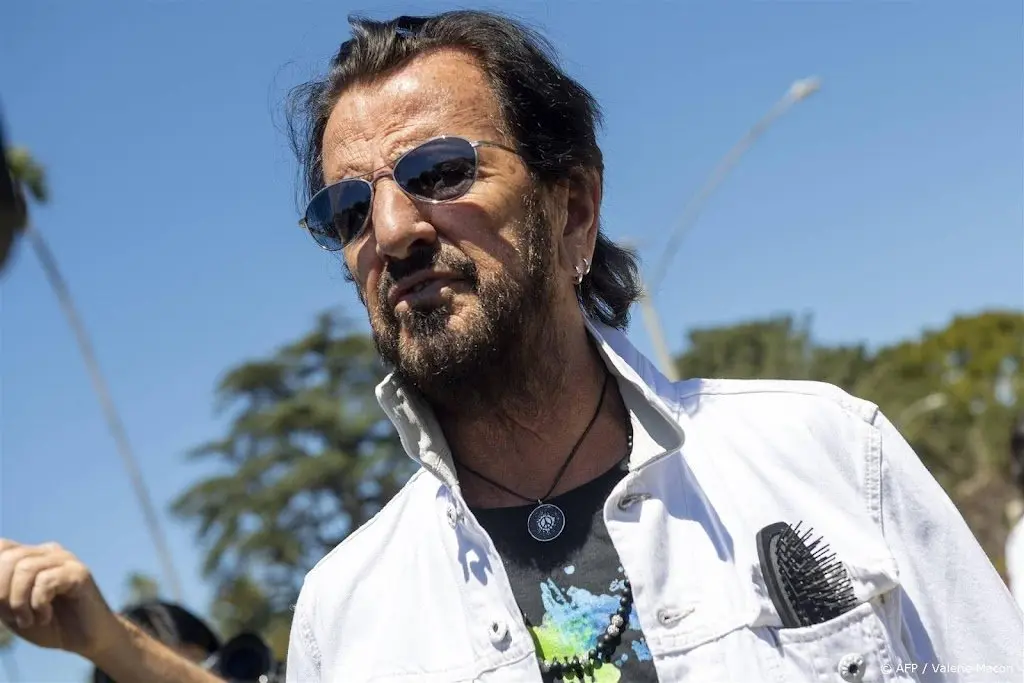 ex beatle ringo starr 83 struikelt en valt tijdens concert1695309858