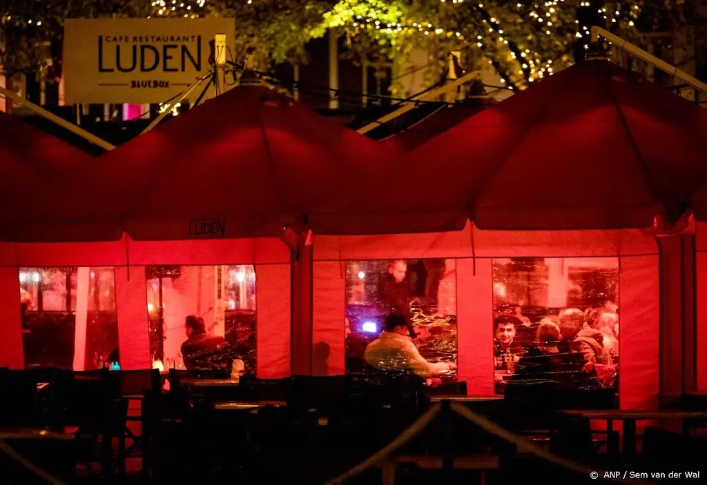 feest op het plein stilgelegd door haagse politie1602731289