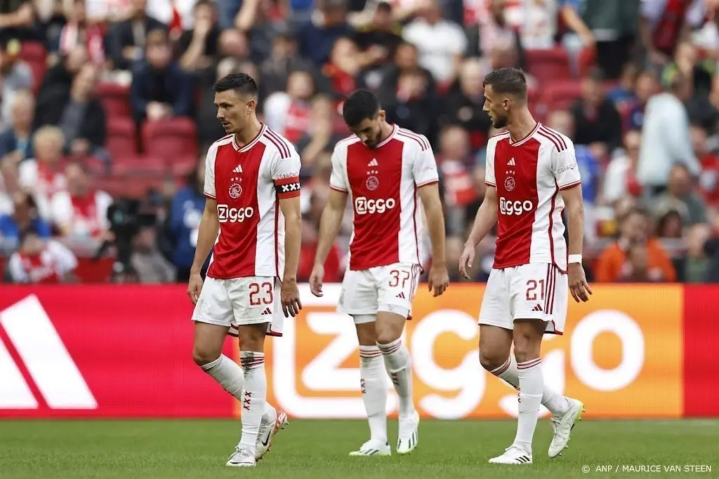 feyenoord stort ajax tijdens gestaakt duel in nog grotere crisis1695568588