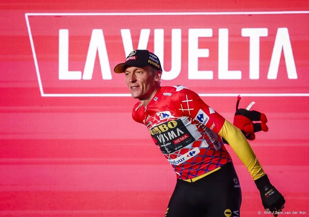 gesink wacht mooie dag in leiderstrui vuelta1660961864