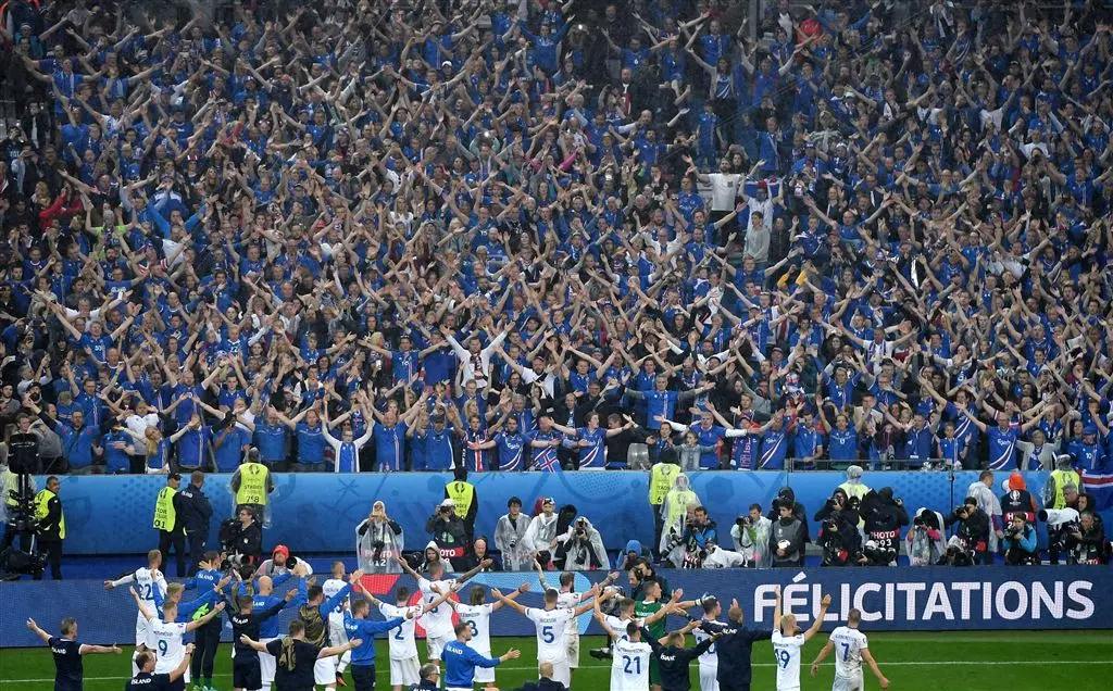 heldenontvangst voor voetballers ijsland1467666772