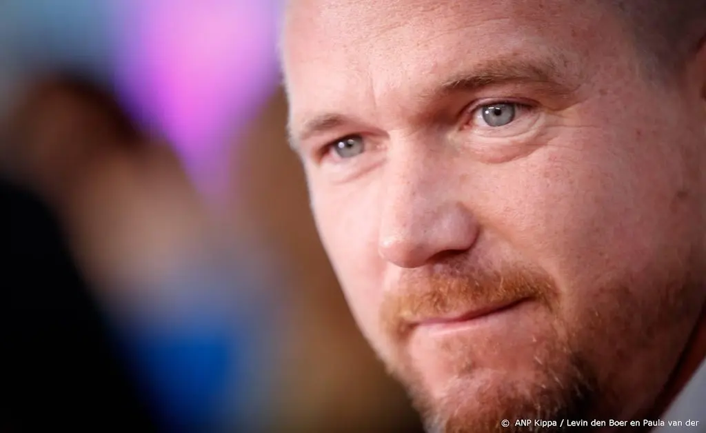 johnny de mol wil dat om hem vervolgt na aangifte ex verloofde1649860394