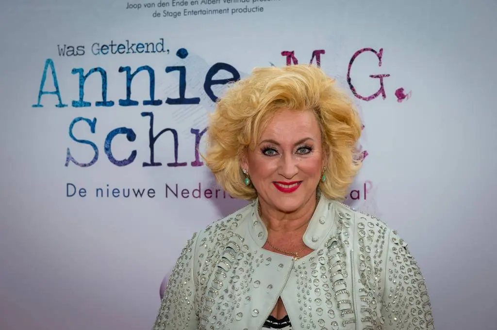 karin bloemen geopereerd aan knieen1531916171