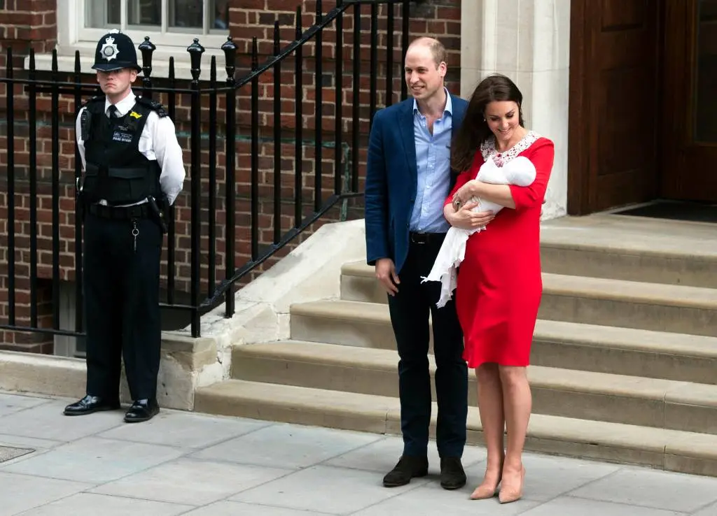 kate en william verlaten ziekenhuis met zoon1524505215