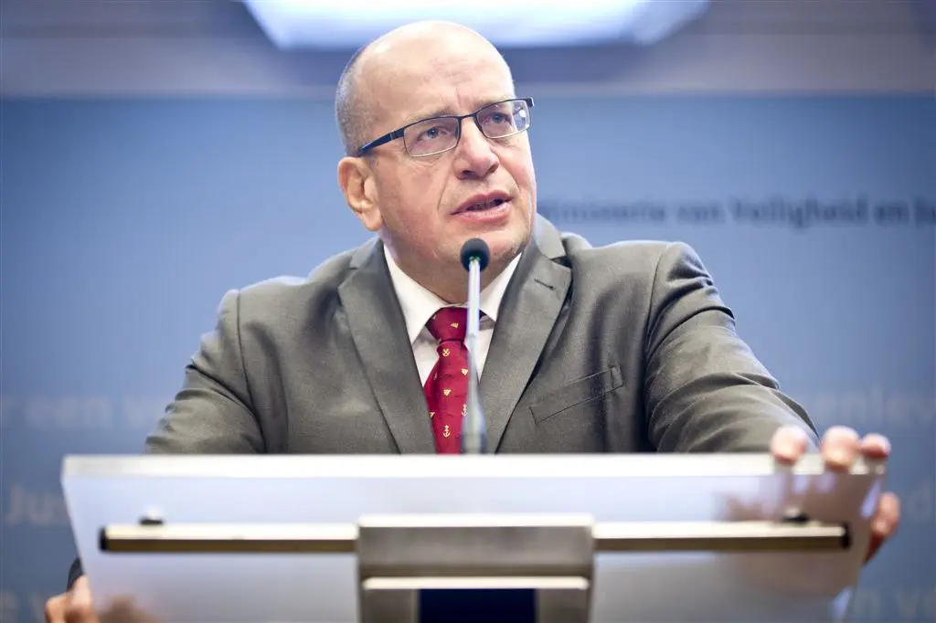 kennis van teeven over zijn deal blijft vaag1425944212