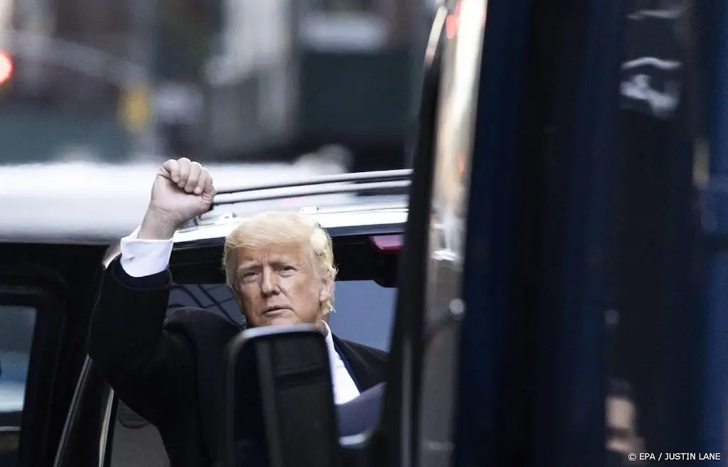 krant trump nam ook vertrouwelijke documenten mee naar resort1644550670