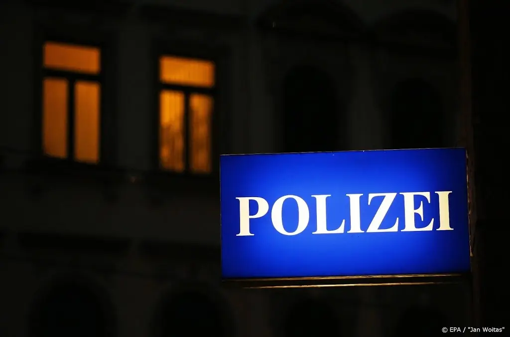 man hakt op straat in op echtgenote1572014408