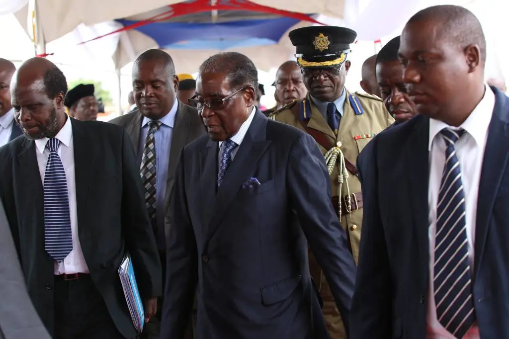 mugabe weer in openbaar verschenen1510917125