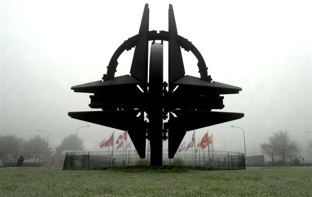 navo landen bijeen om neerhalen straaljager1448367391