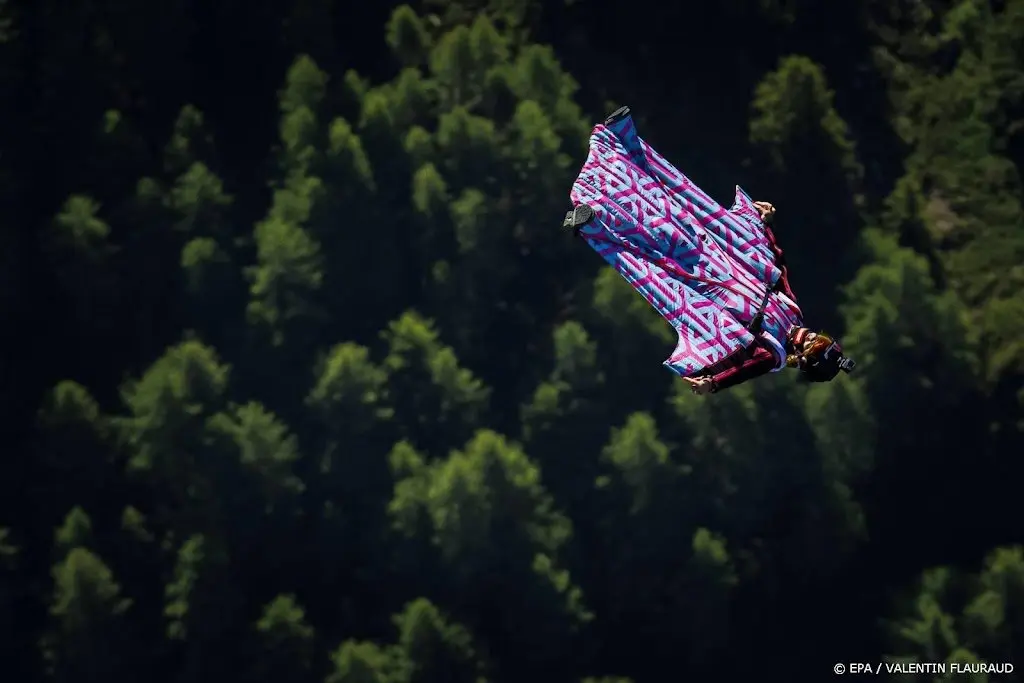nederlander komt om bij basejumpen met wingsuit in zwitserland1672974025