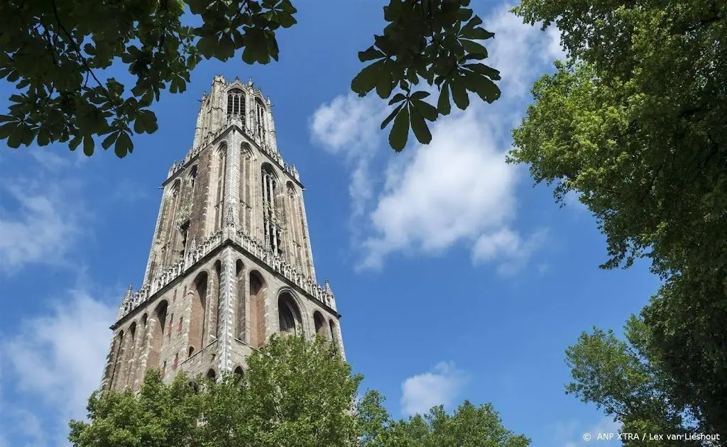 noodklok voor het klimaat klinkt vanaf dom en andere torens1687574739