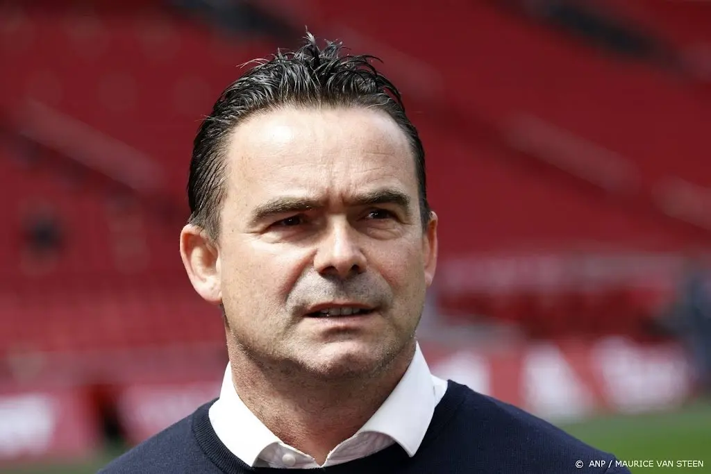 overmars weg bij ajax na berichten aan vrouwelijke collegas1644187964