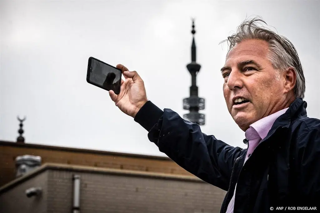 pegida voorman wagensveld verscheurt koran bij turkse ambassade1692380179