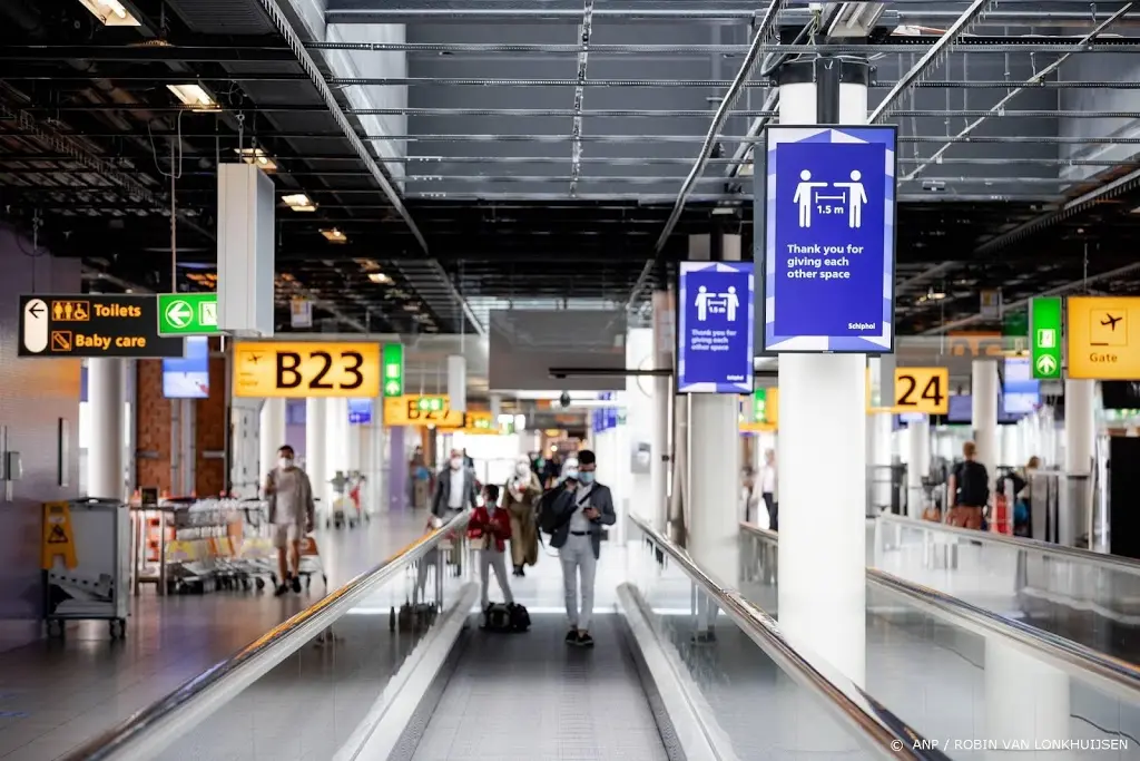 reiziger moet negatieve test tonen bij aankomst in nederland1605682804