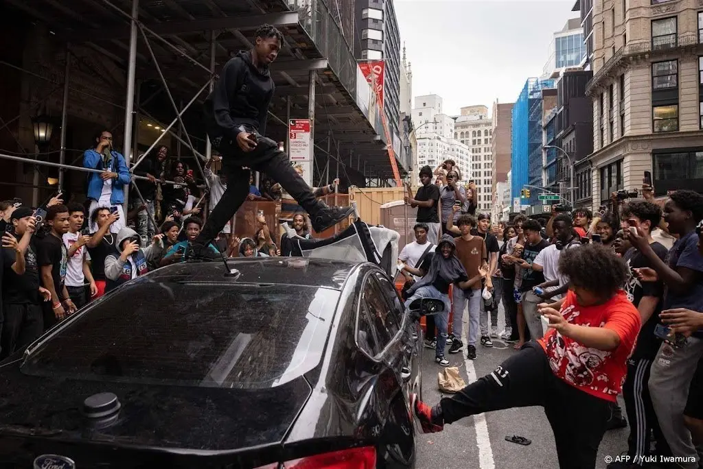 rellen barsten los in new york door weggeefactie van influencer1691202803