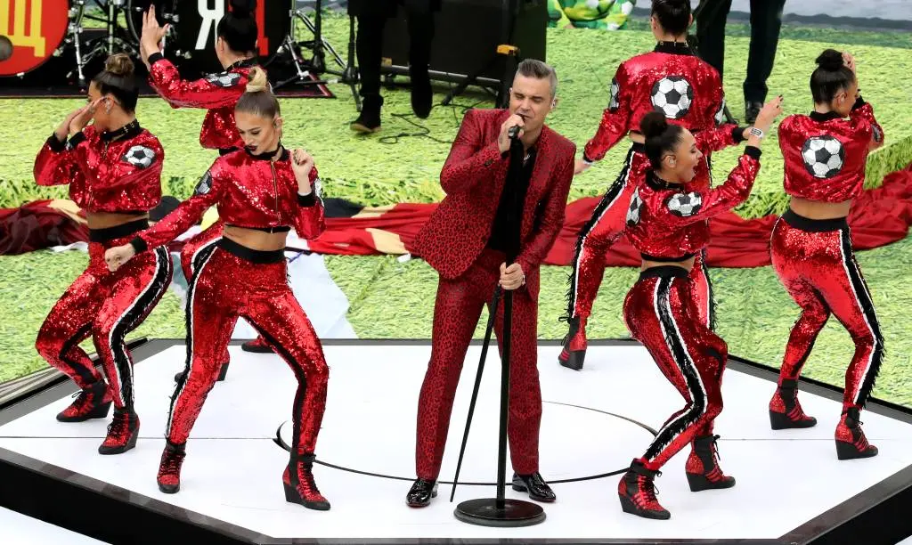robbie williams trapt wk voetbal af1528992249