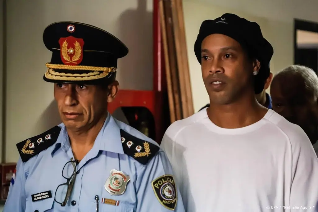 ronaldinho met broer uit gevangenis en nu op huisarrest1586296097