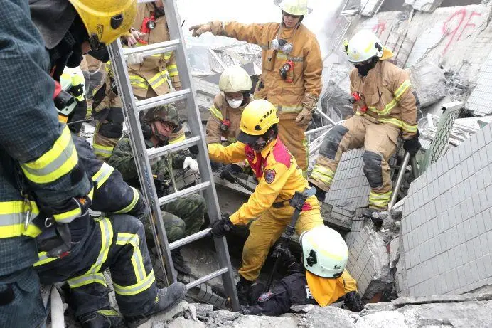 ruim tachtig doden na instorten flat taiwan1455246517