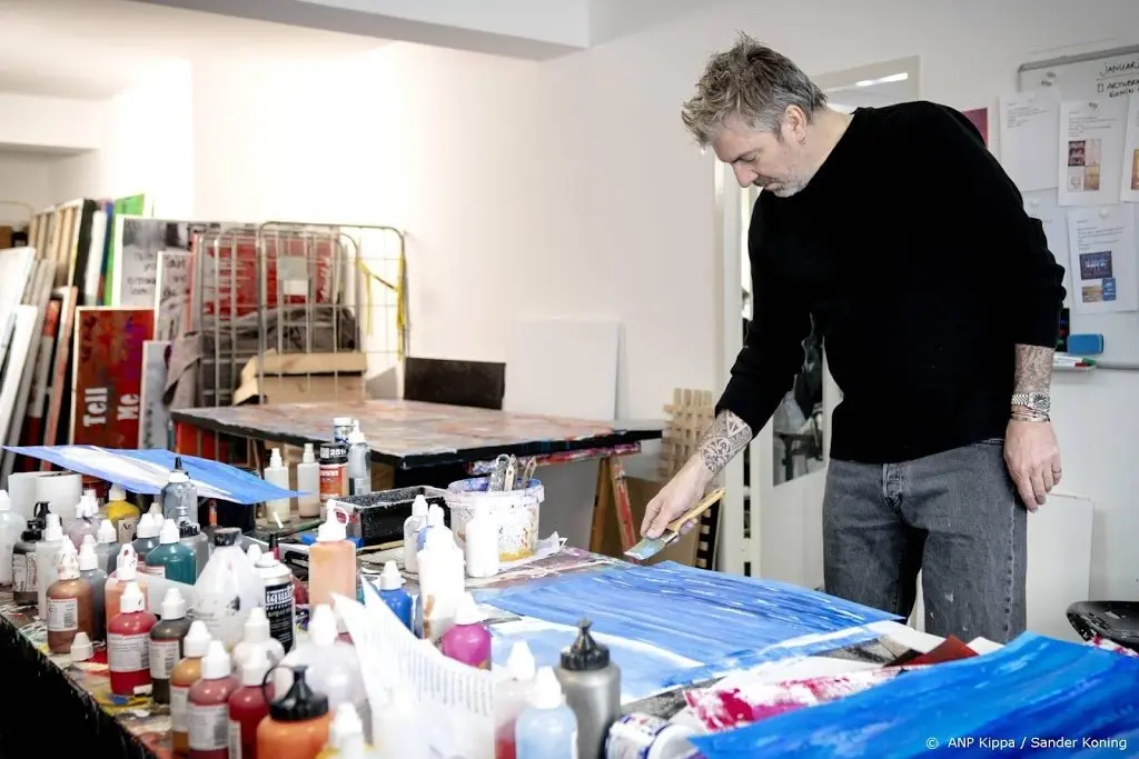 ruud de wild verrast linda hakeboom met kunstwerk1626621864