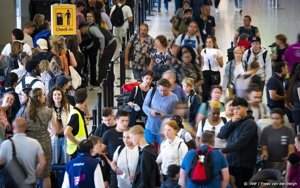 schiphol wil dat vliegmaatschappijen vluchten annuleren om drukte1662986192