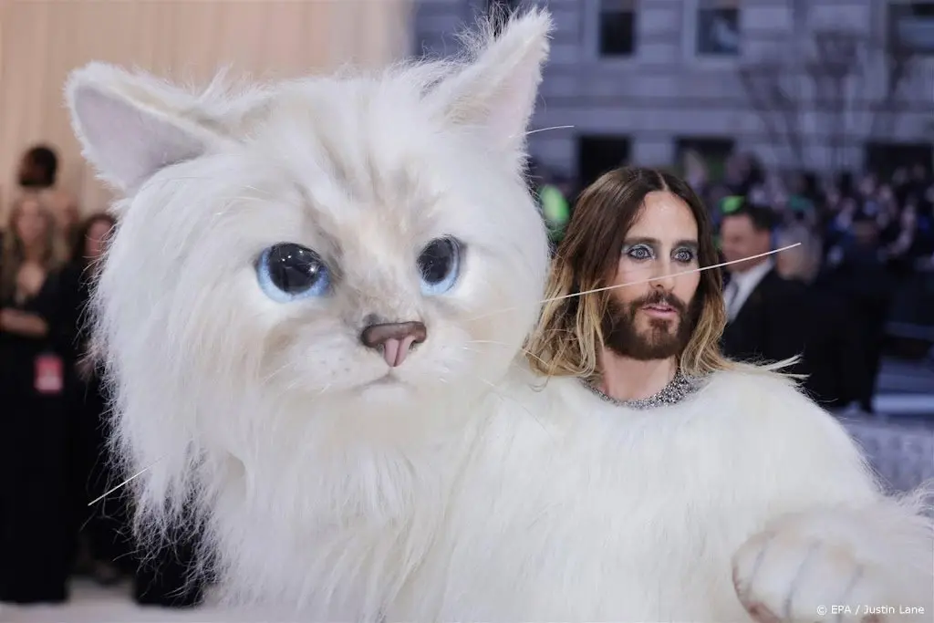 sterren eren karl lagerfeld met outfits op met gala1683004875