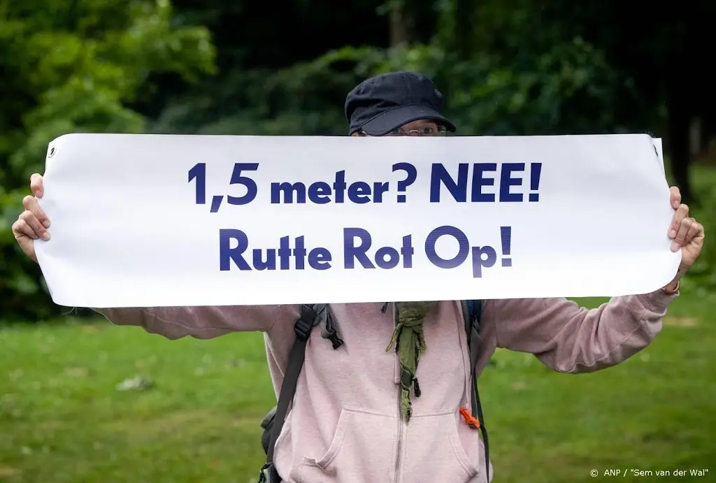 tientallen betogers tegen coronaregels in amsterdam enschede1596369125