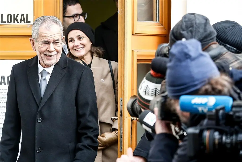 van der bellen stevent af op winst oostenrijk1480870424