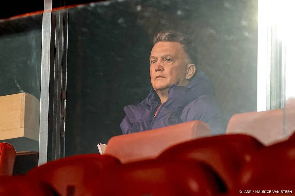 van gaal viert met al zijn spelers feest in kleedkamer1637129312