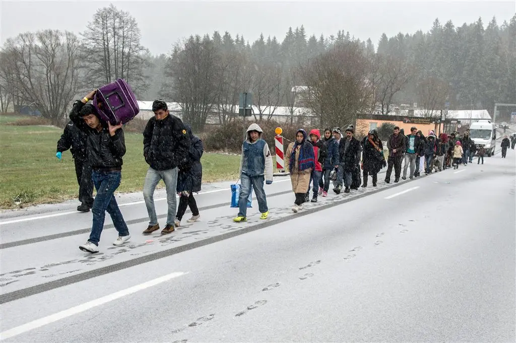 veel minder vluchtelingen naar duitsland1450715777