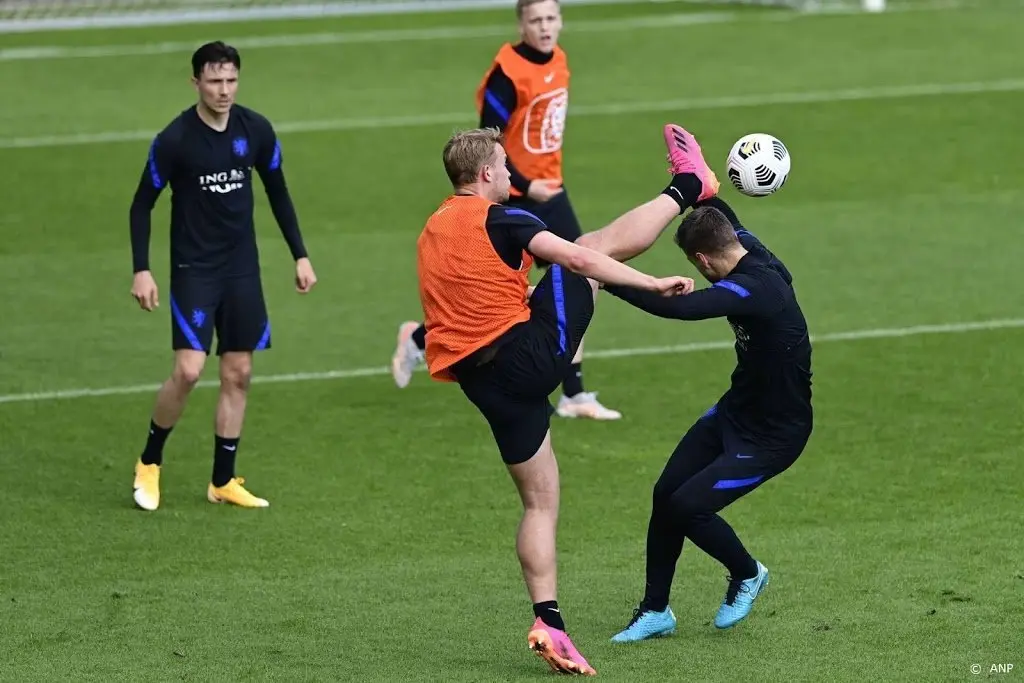 verdediger de ligt stapt uit training van oranje1622375351