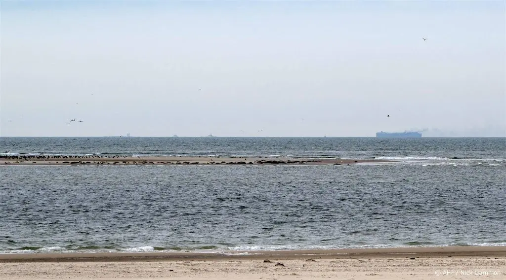 verslepen brandend vrachtschip naar tijdelijke locatie begonnen1690736201
