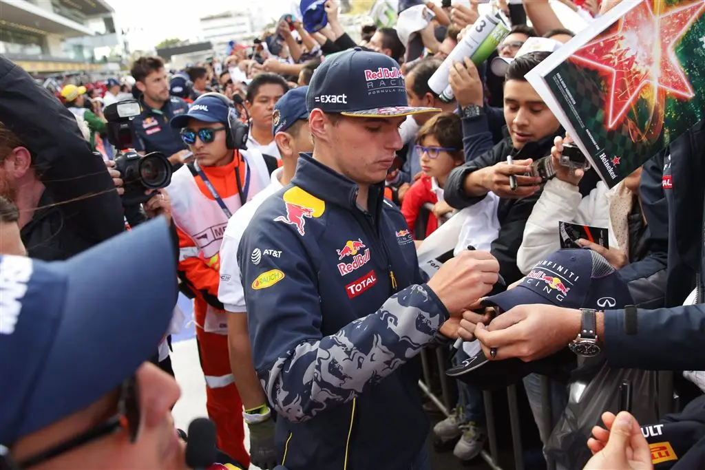 verstappen op jacht naar mercedes in mexico1477811772