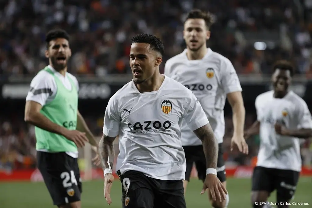 vriendin voetballer kluivert gewond bij overval in woning1685012935
