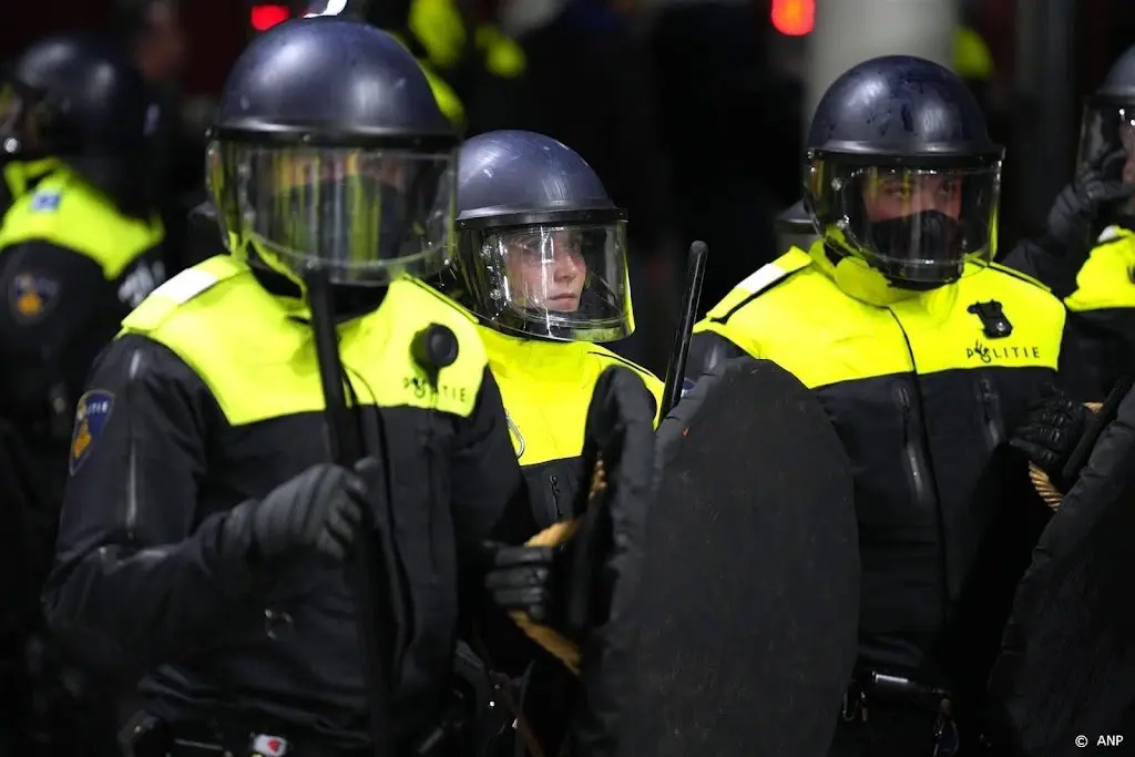 zestien az fans melden zich bij politie na ongeregeldheden1684834095
