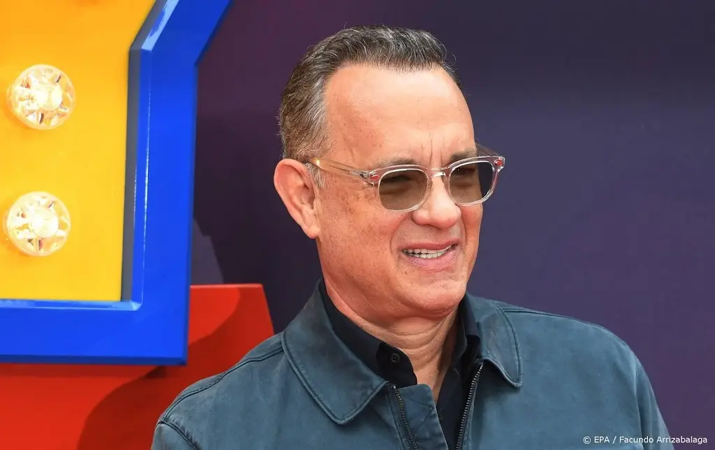 zoon neemt jarige tom hanks in de maling1562724981