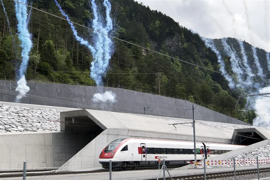 zwitsers openen tunnel voor europa1464800431