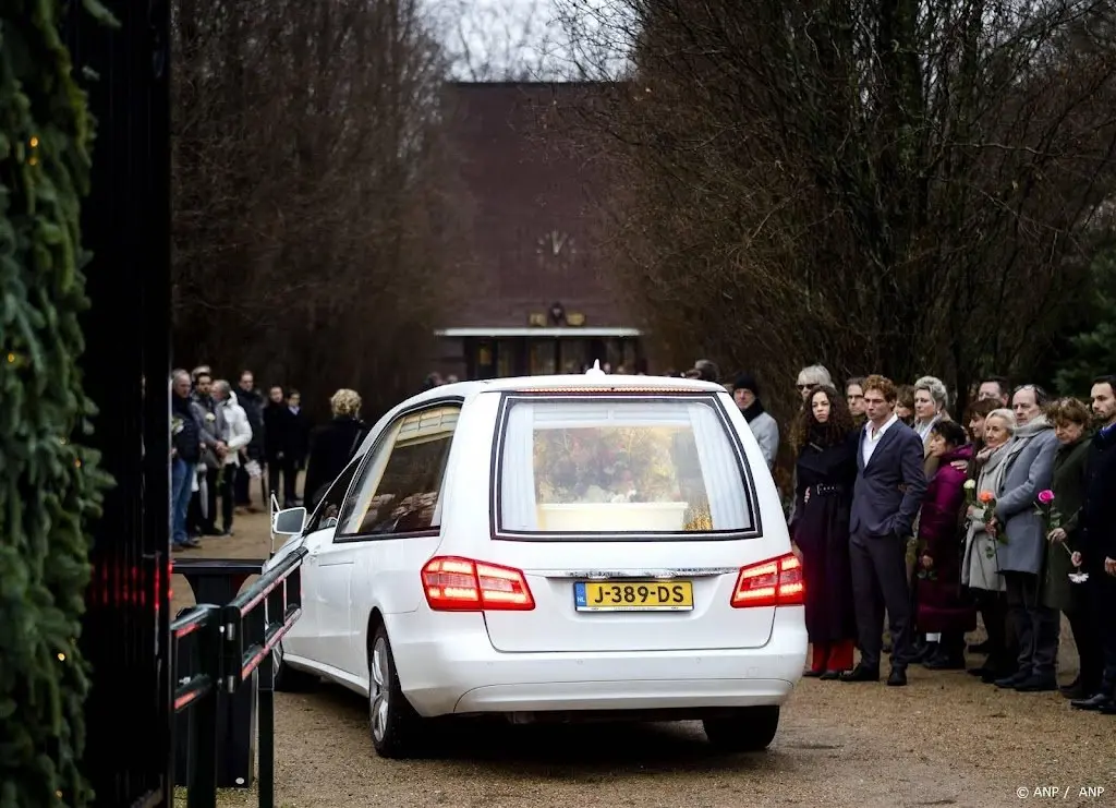familie en vrienden nemen afscheid van actrice linda van dyck1703688212