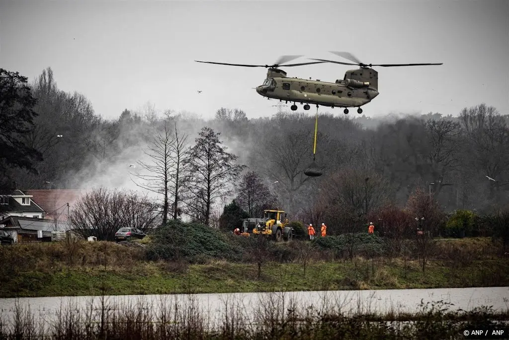 kwart miljoen kilo stenen gedropt door chinooks in maastricht1704577273