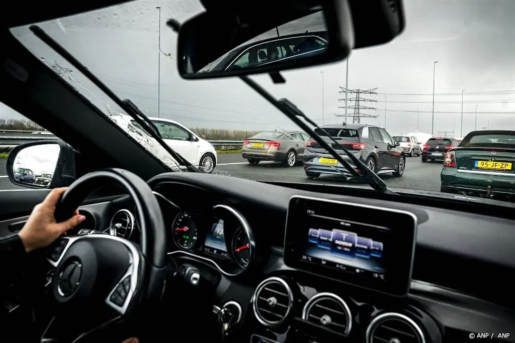 mensen staan langer vast in het verkeer1704858121