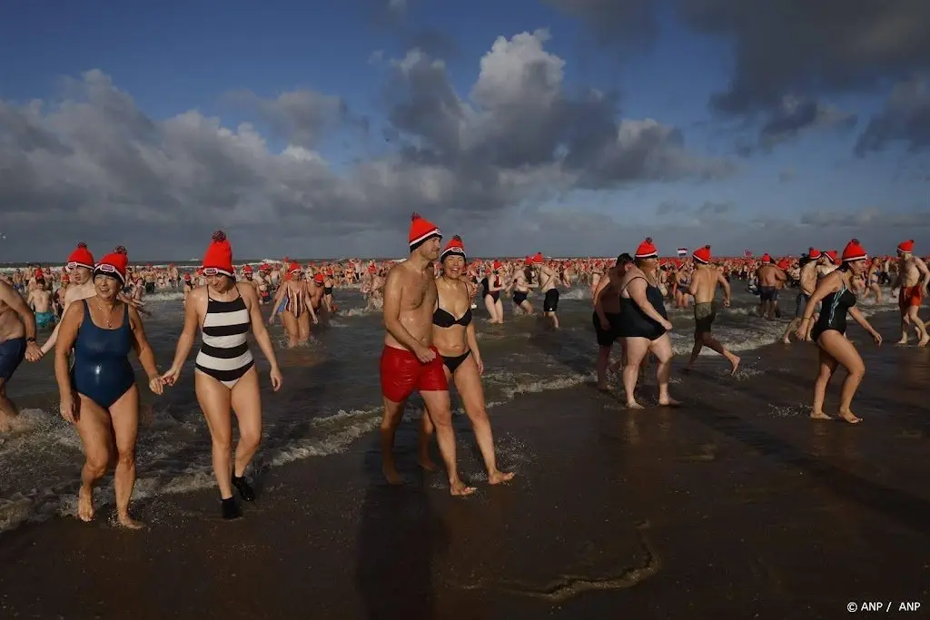ongeveer 10 000 deelnemers nieuwjaarsduik scheveningen1704112165